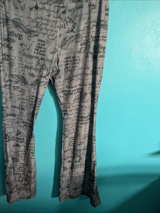 No Boundaries Gray Script Print Boot Cut Leggings - Picture 5 of 7